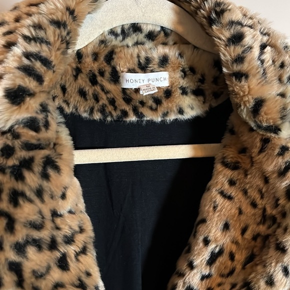 💙Honey Punch M Beautiful animal print faux fur jacket 2 front buttons.Lined. EUC - Picture 3 of 5